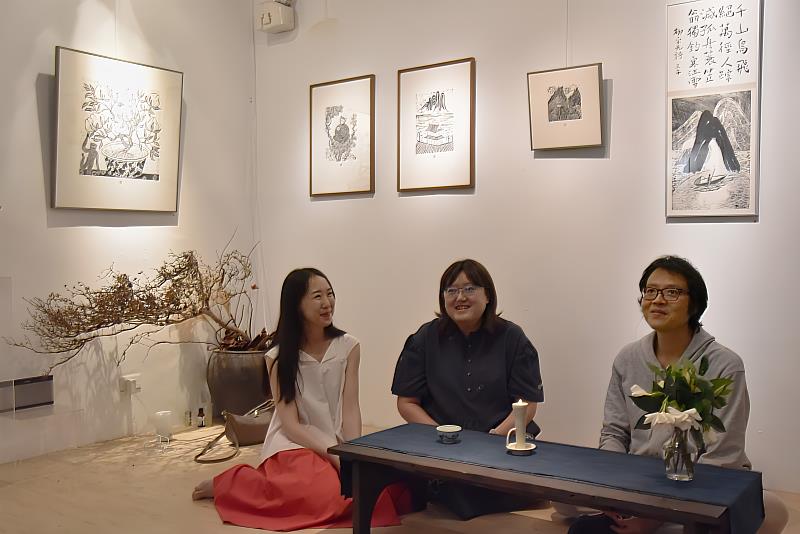 華梵大學美術系倪又安老師（右）與參觀者分享創作理念。