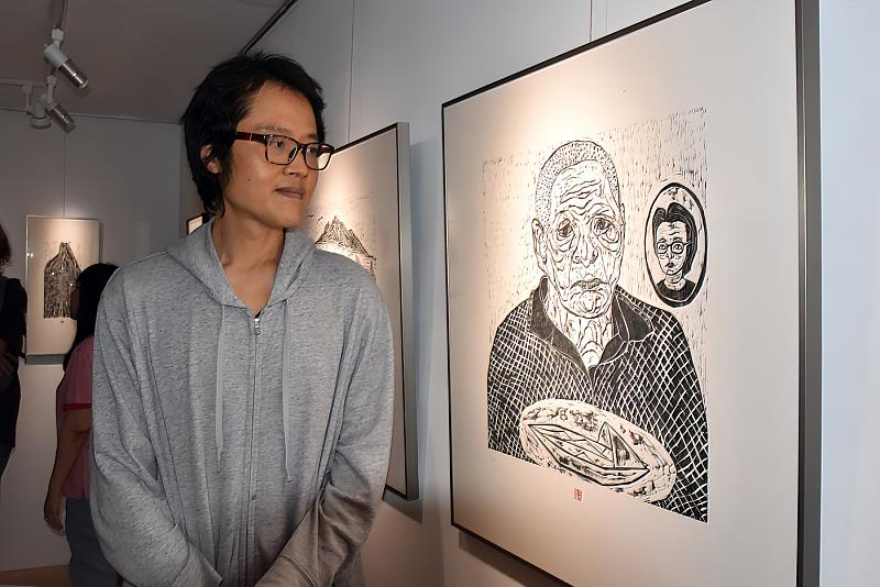 華梵大學美術系倪又安助理教授木刻版畫作品〈公公的小舟〉。