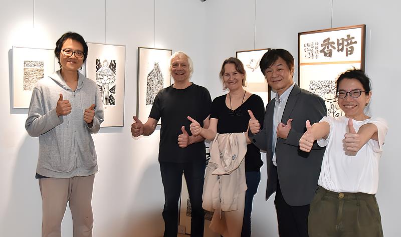 華梵大學美術系倪又安助理教授（左一）舉辦「白蓮座上——王午個展」。