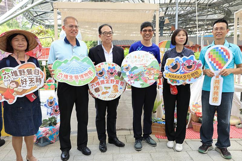 六堆盡好客 邀陣打鬥敘-野餐日合影(左起涂鑫宇店長、田益民場長、吳耀煌處長、何金樑主任、邱祝櫻所長、朱木生副分署長)