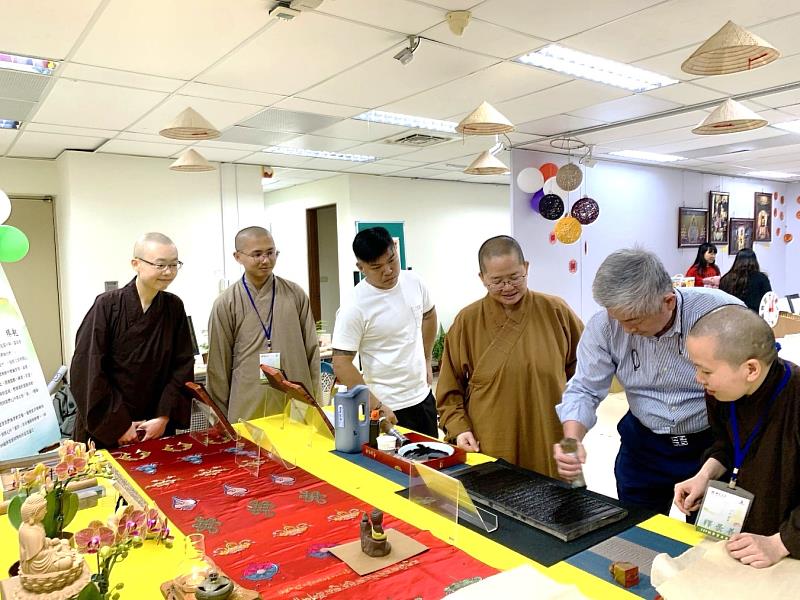 佛光山佛陀紀念館館長如常法師(右三)蒞臨佛教學系畢業展。