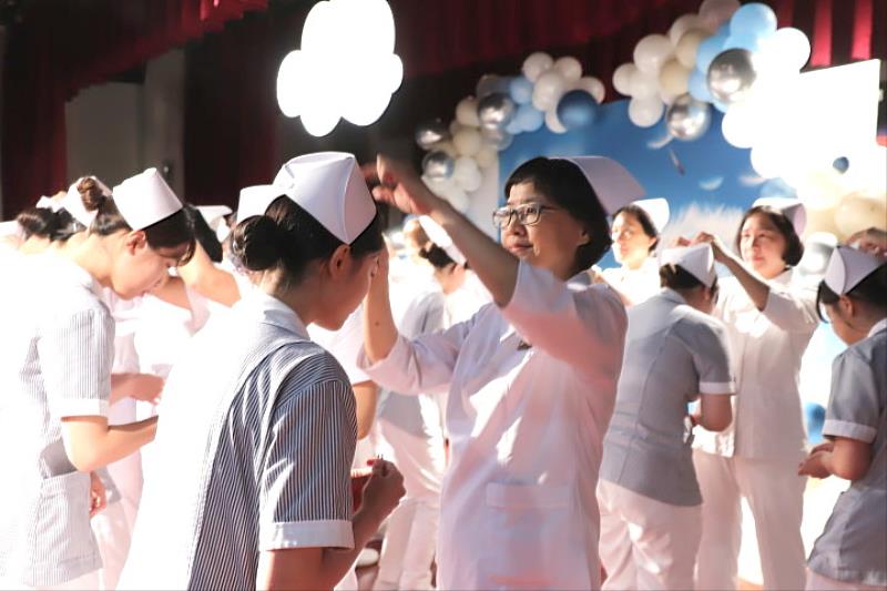 中華醫大護理系加冠傳光典禮，護理專業老師為學生完成加冠儀式