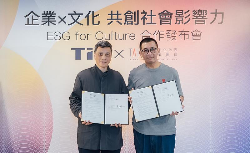 文策院董事長蔡嘉駿（右）與東友科技董事長黃育仁共同簽署合作意向書。