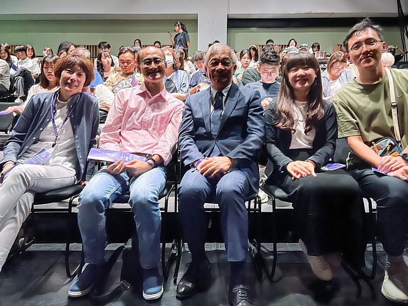 世新大學校長陳清河（中）到場支持學生在國家級表演廳的演出。（世新大學提供）