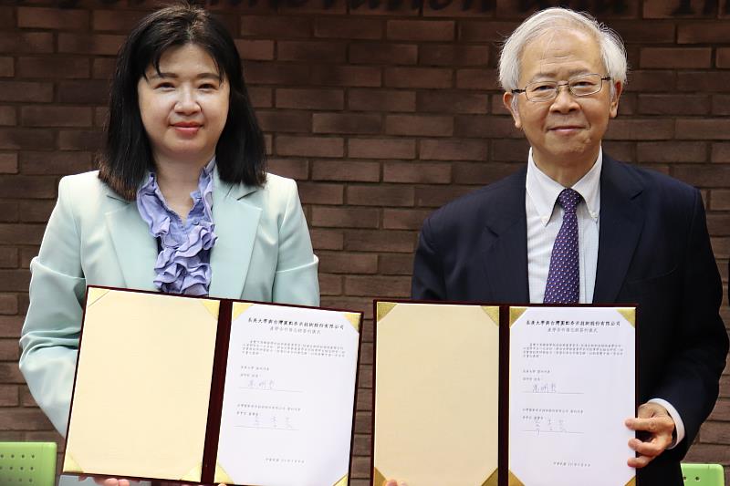 湯明哲校長(圖右)與章季芸董事長(圖左)代表簽署產學合作備忘錄。