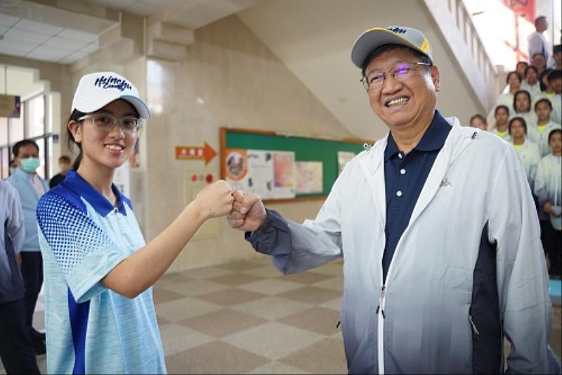 竹北高中學生徐語彤(左)為2023夏季世界特殊奧林匹克運動會自由車5公里組金牌，也將披上新竹縣戰袍參賽，縣長楊文科（右）予以打氣