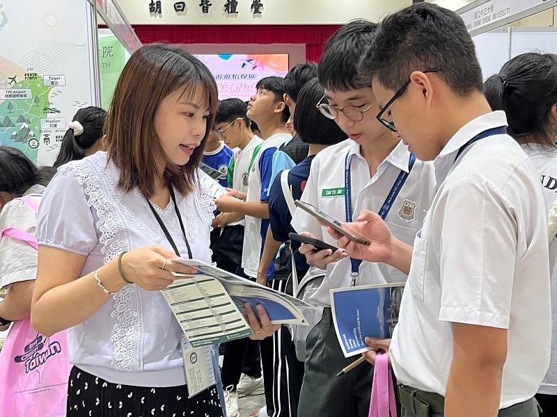 歷史學系劉芳瑜老師向師生介紹學校特色，獲得熱烈回應。