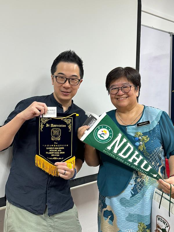 音樂學系與巴打靈公教國民行華文中學校長合影,並期許未來能有更多合作機會。