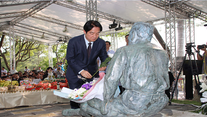 賴副總統清德向八田技師銅像獻花表達追思