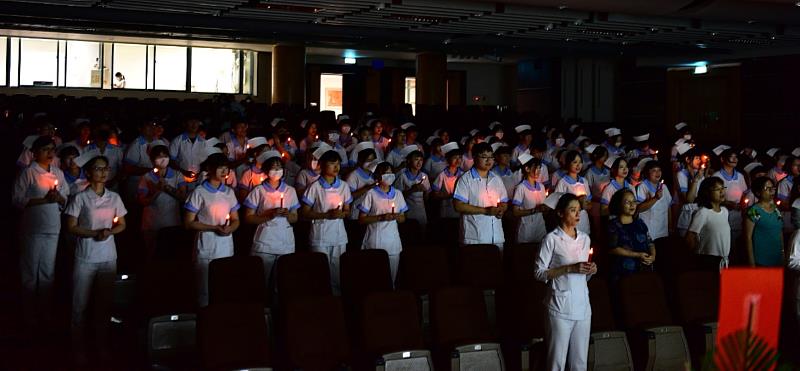 護理系同學點燃代表護理精神的蠟燭