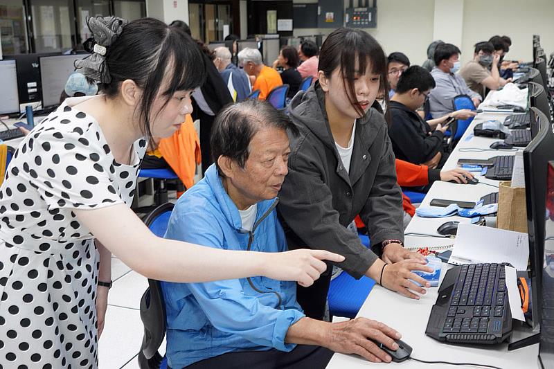 大葉大學資管系陳縣綉老師(左)帶領學生教樂齡大學阿公阿媽操作軟體