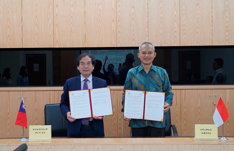 勤益科大校長陳文淵(左)與印尼世界大學校長校長林慶祥(右)代表雙方學校簽署合作備忘錄