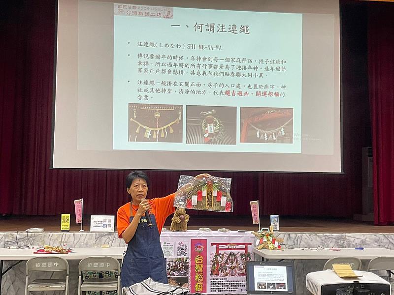 義大學子藉由參與臺灣稻藝協會張淑娥老師指導的「日本注連繩」手作體驗課程，從中更容易暸解它的意義與文化(照片來源：義守大學提供)。