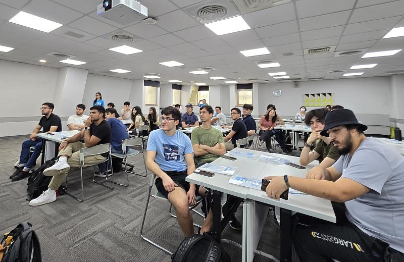 30位巴拉圭交換生前往新竹工業技術研究院參訪。圖為臺巴科大學生專心聆聽工研院介紹。