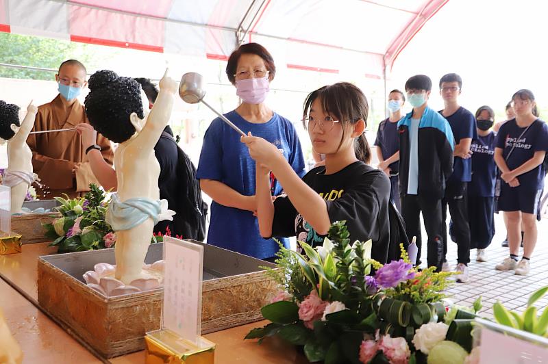 南華大學舉辦浴佛祈福活動，學生利用課餘時間前來浴佛。