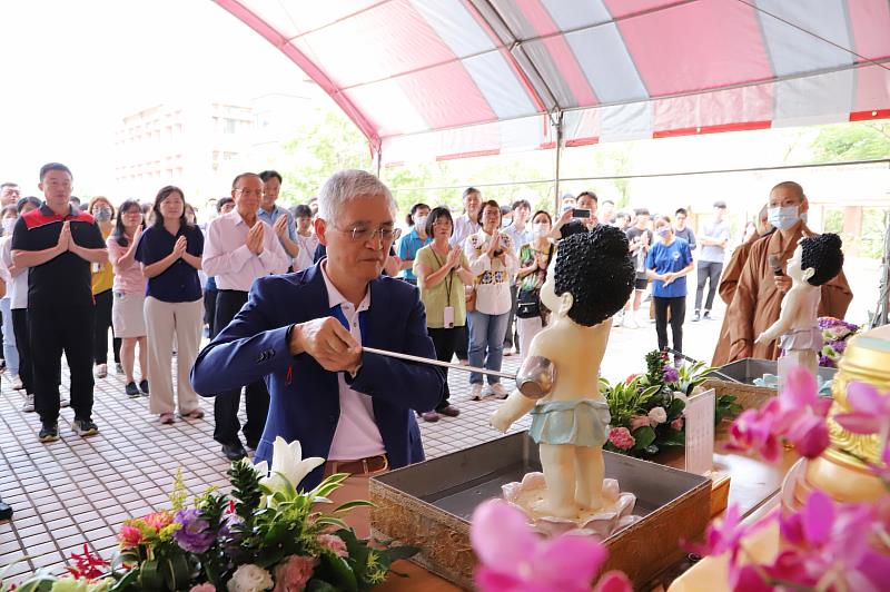 南華大學舉辦浴佛祈福活動，高俊雄校長率教職員生浴佛祈福。