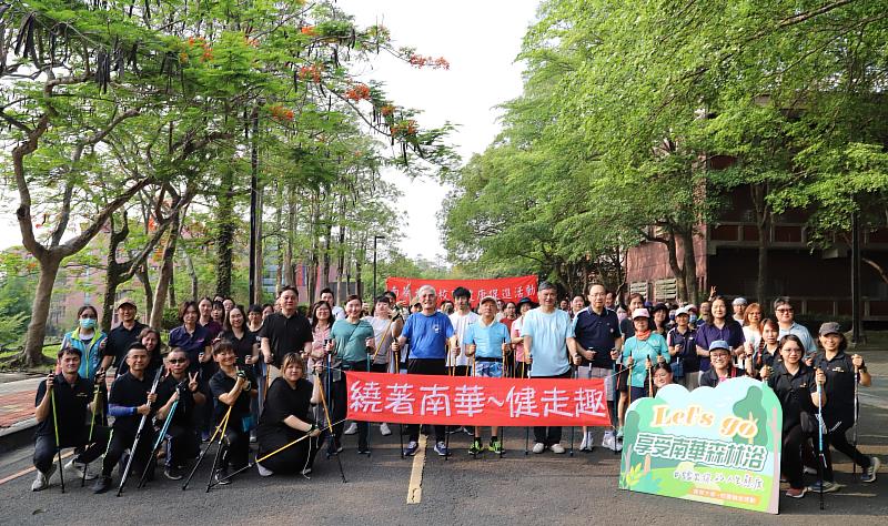 南華大學週三「南華樂活日」，高俊雄校長率教職員校園健走。