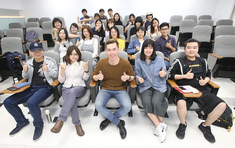 林辰峰回文化大學演講，並與學校老師合影