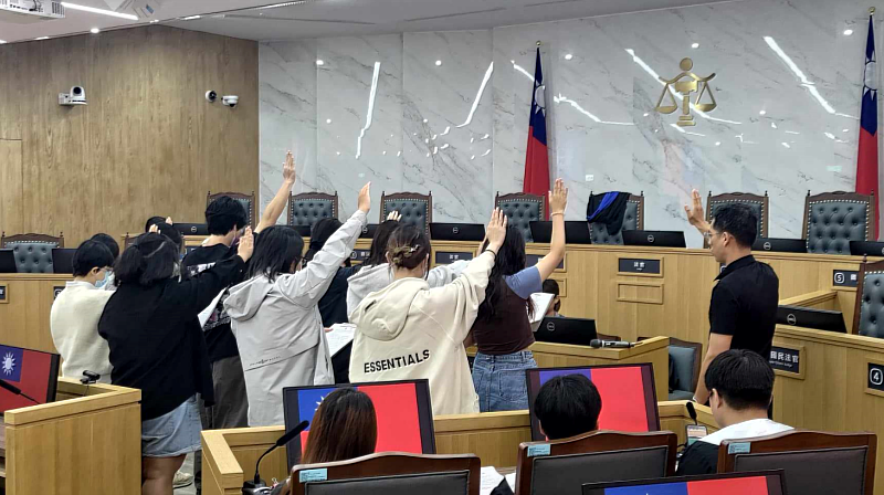 模擬法庭審判長吳明駿庭長(右1）帶著被抽選出來的國民法官及備位國民法官舉手宣誓