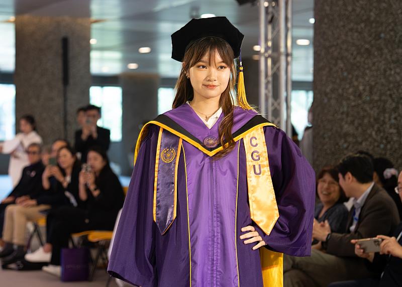 長庚大學發表專屬學位袍，高質感訂製設計非常吸睛。圖為碩士學位袍。