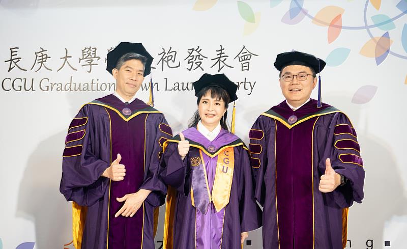 長庚大學邀請陳品元、廖苑利及李立昂3位醫師校友(由左至右)穿著碩士與博士學位袍走秀。