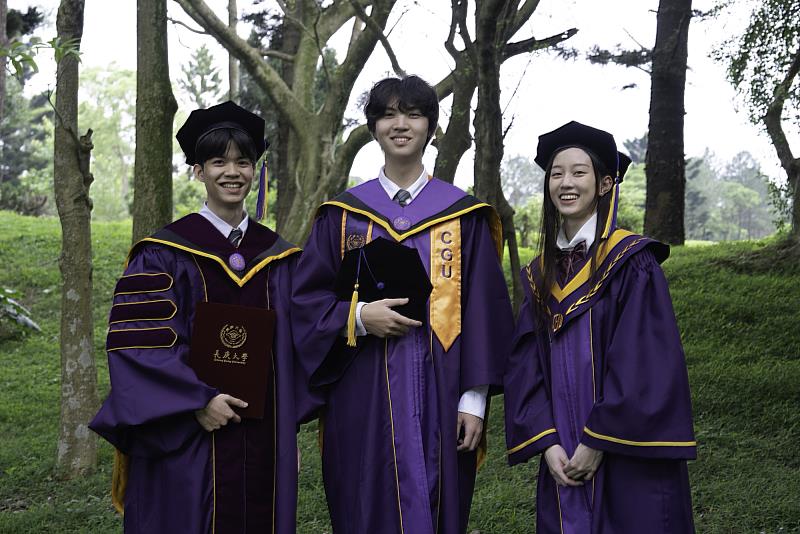 長庚大學首次訂製博士、碩士及學士學位袍(圖左至右)，風格新穎。
