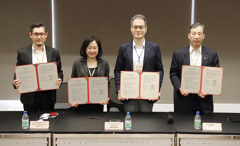 淡江大學與三產業產學合作，由淡江學副許輝煌（右2）代表學校簽訂合作備忘錄。
