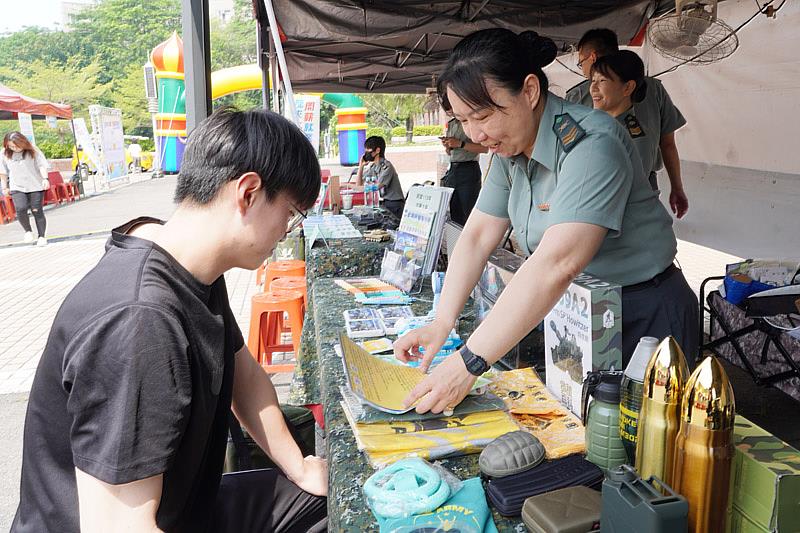 陸軍澎湖防衛指揮部到大葉大學參加校園徵才