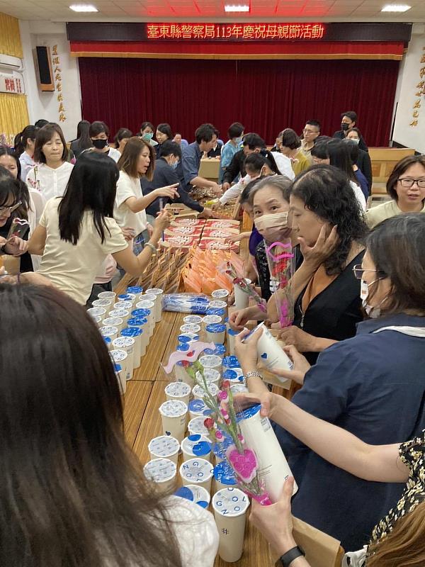 臺東縣警察局梁東山局長攜手警友會送祝福 祝賀全天下媽媽母親節快樂