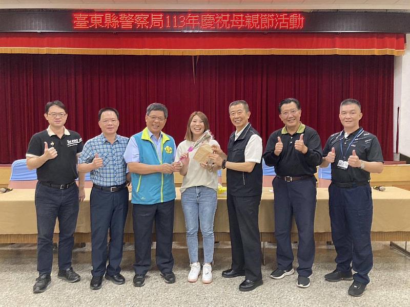 臺東縣警察局梁東山局長攜手警友會送祝福 祝賀全天下媽媽母親節快樂