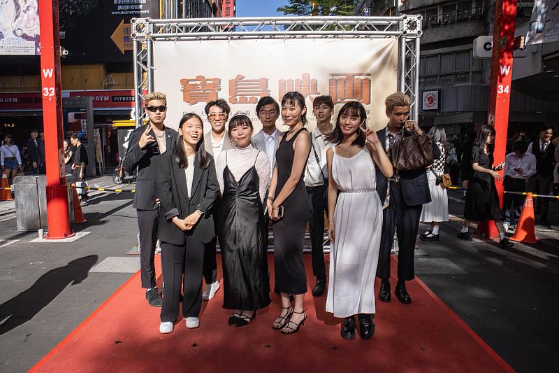 世新廣電畢展每年都在台北西門町封街走紅毯、包下影廳放映學生作品（圖為去年紅毯畫面）。（世新大學提供）