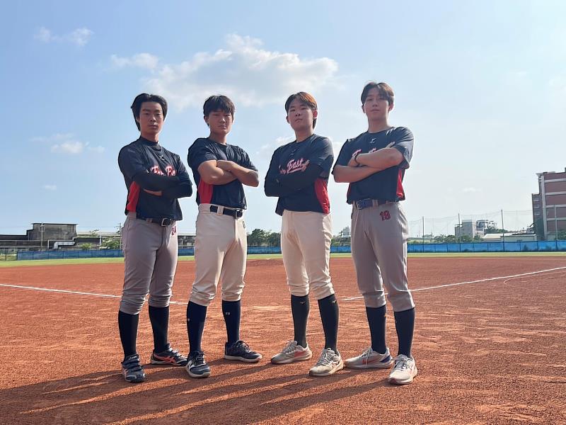 圖說：韓國學生在遠東科大棒球場練習棒球。(圖/遠東科大提供)