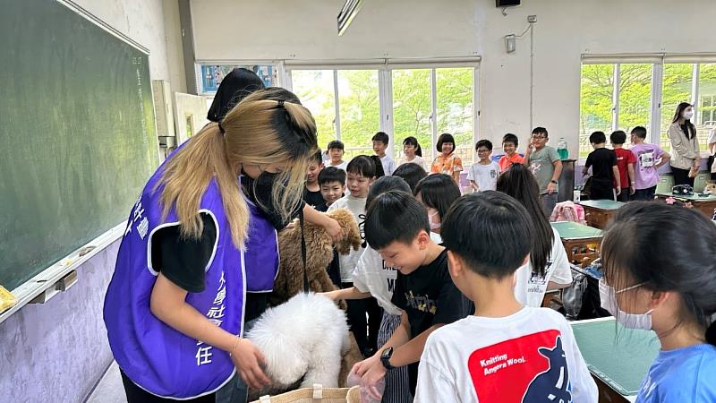 元培寵保系學生與國小學童分享如照顧狗