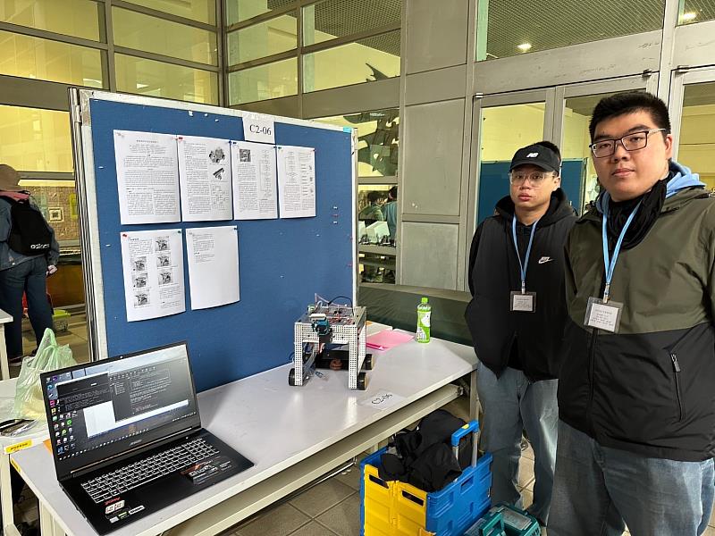 電機所一年級黃鴻文(右)、二年級戴淳彥(左)展示作品「雙鏡頭辨別清狗便機器人」