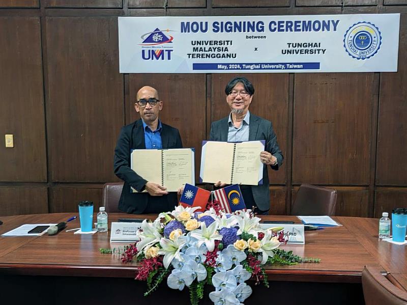 登加樓大學AKUATROP主任Dr_ Muhammad(左)與東海大學張嘉修副校長(右)代表簽署兩校合作備忘錄。