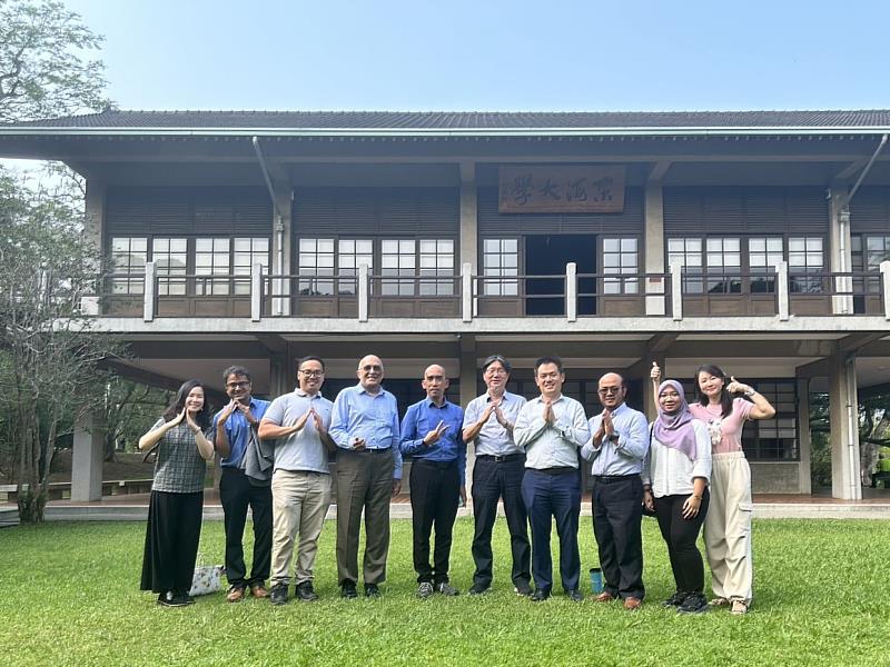 登加樓大學訪賓及東海大學師長進行校園導覽，透過東海的歷史、建築及景觀了解東海辦學特色及精神。