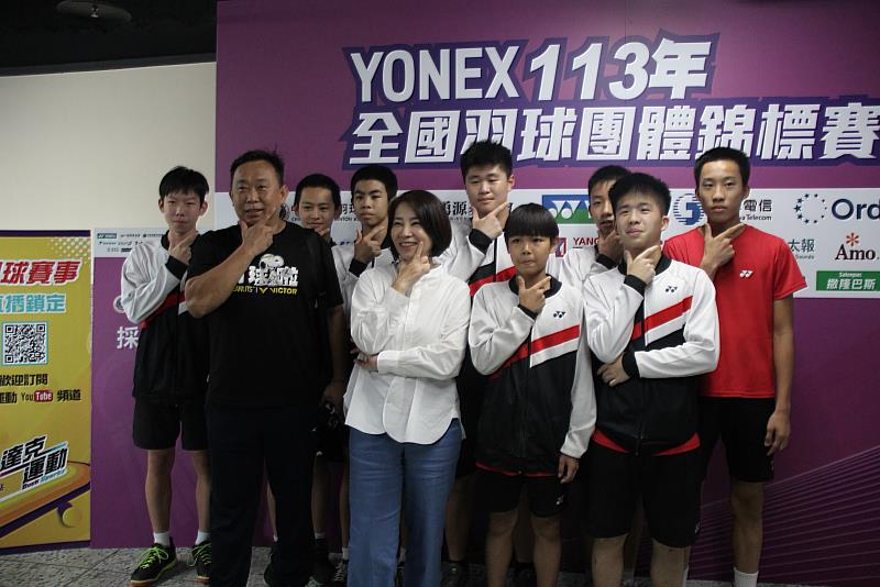 屏東東港高中羽球隊參賽，縣長周春米到場為他們加油。