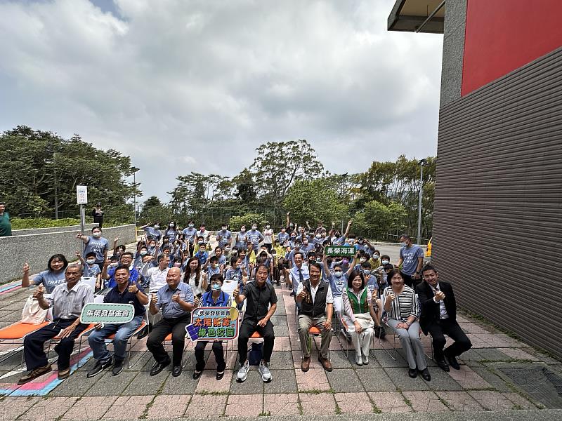 張榮發基金會執行長鍾德美(右三)、長榮海運人事部部主管楊璧韶 (右二)、樟湖村長廖永樹(右四)、樟湖國中小家長會長劉文滄(右七)、前會長賴德育(右五)、雲林縣政府教育處督學陳麗宇 (右六)，一起歡慶樟湖生態國中小太陽光電設備啟用。