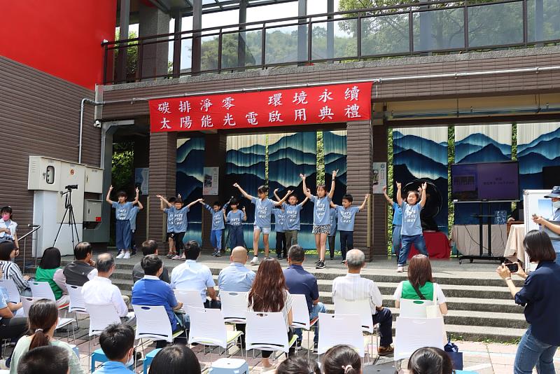 樟湖國中小的國小部學童，在張榮發基金會與長榮海運的捐贈啟用典禮表演歌舞。