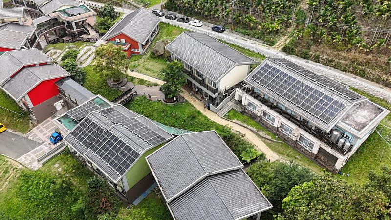 張榮發基金會與長榮海運贊助雲林縣樟湖國中小太陽能光電設正式啟用，創造校園永續能源。