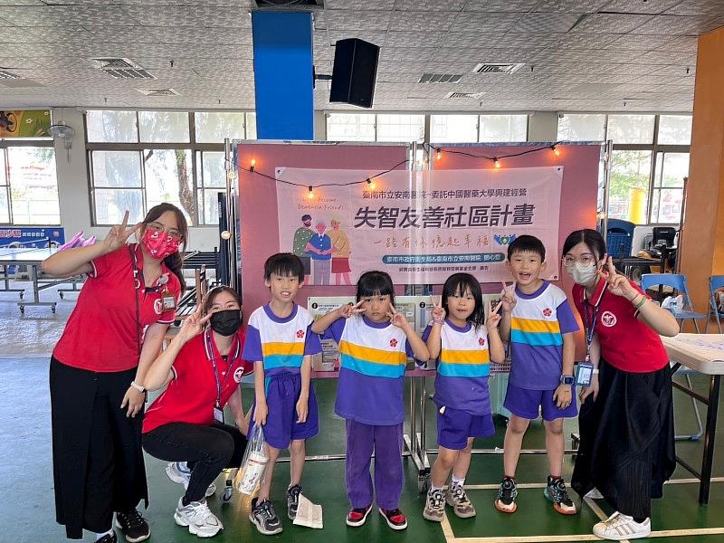 土城國小學童參與闖關遊戲後，和安南醫院社區護理團隊開心合影-