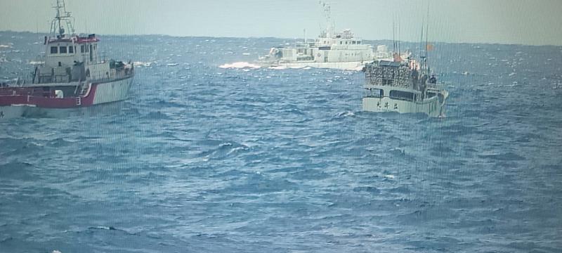 左:宜安六號 前:日本公務船PS-38 右:大昇益漁船