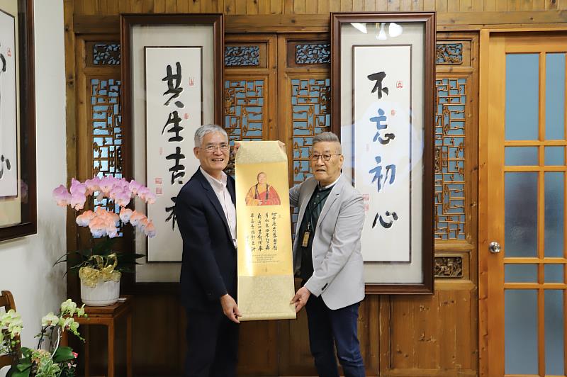 南華大學邀請國際指揮大師瞿春泉(右)蒞校交流並洽談未來合作，高俊雄校長(左)致贈紀念品。