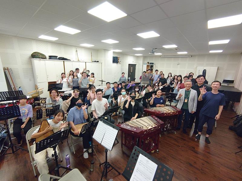 南華大學邀請國際指揮大師瞿春泉蒞校交流，親自實際指導民音系國樂團，並與師生合影。