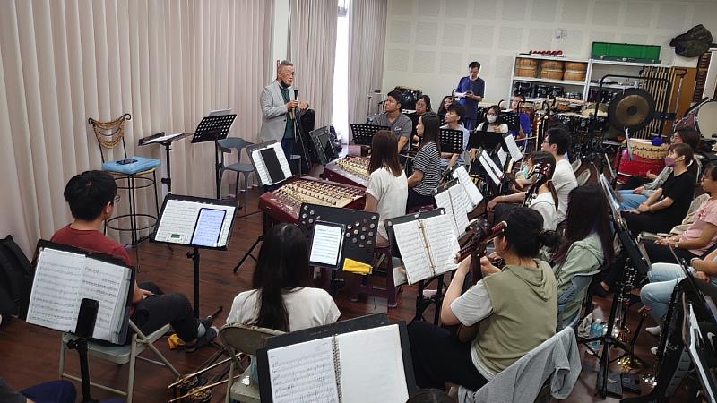 南華大學邀請國際指揮大師瞿春泉蒞校交流，並親自實際指導民音系國樂團，學生獲益良多。