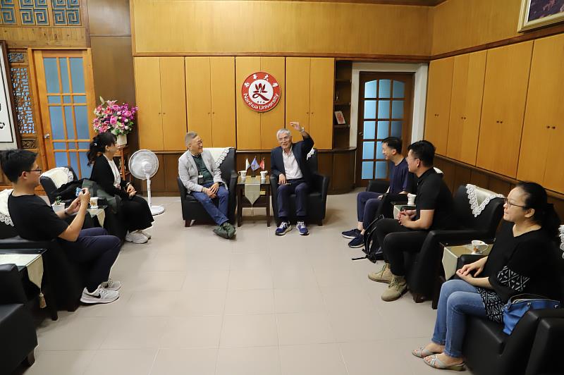 南華大學邀請國際指揮大師瞿春泉(左3)蒞校交流並洽談未來合作，高俊雄校長(中)與民音系教師接待及交流。