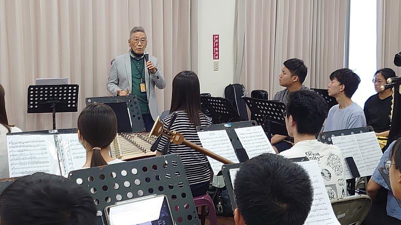 南華大學邀請國際指揮大師瞿春泉蒞校交流，並親自實際指導民音系國樂團。