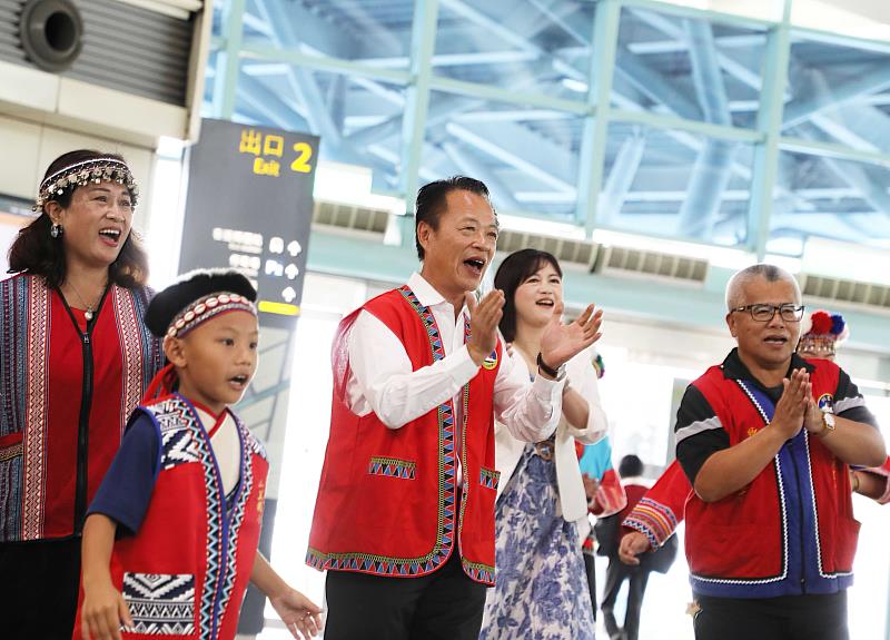 翁章梁推部落旅遊，率鄒族合唱團高鐵站快閃演唱、分送康乃馨