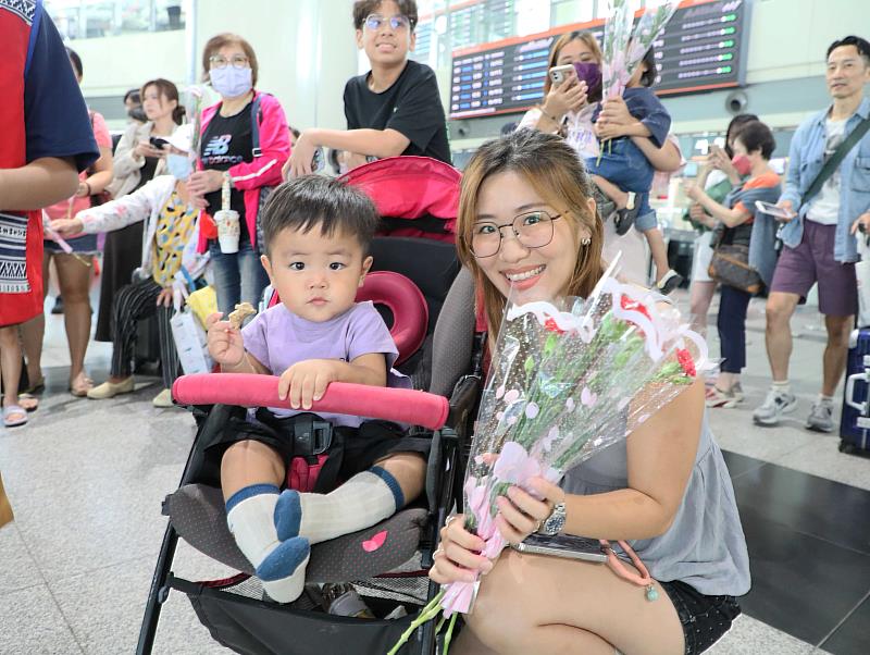 翁章梁推部落旅遊，率鄒族合唱團高鐵站快閃演唱、分送康乃馨