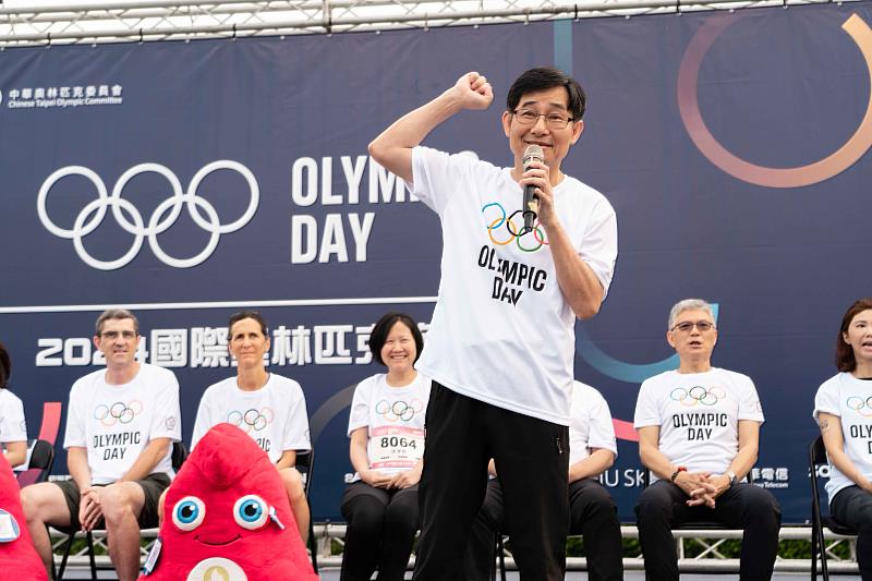 2024國際奧林匹克路跑今登場，中華電信個人家庭分公司副總經理黃輝豹代表出席致詞，為即將出戰巴黎奧運的中華奧運代表隊加油。